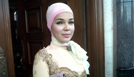 Youtube Dewi Sandra Berjilbab